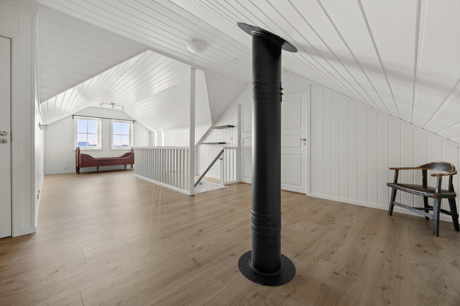 Loftstue - 29 kvm. 2. etg er innredet med loftstue, WC og tre soverom Galleribilde