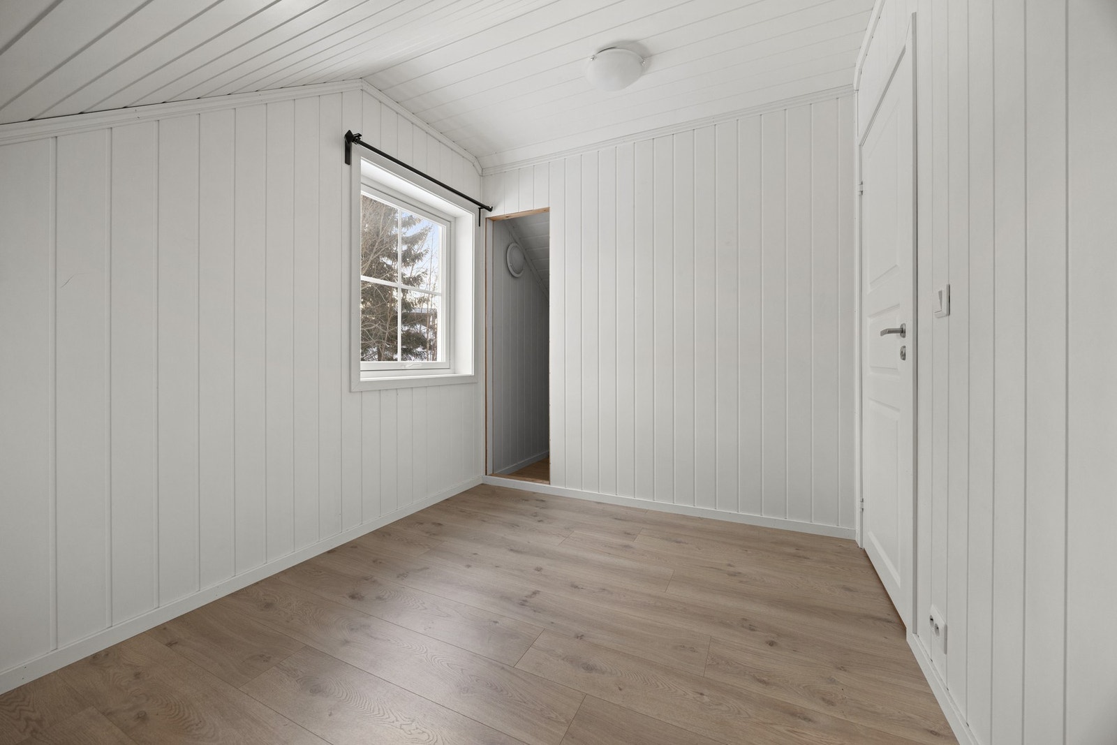 Soverom - 5,5 kvm. Adkomst inn til garderoberom med lav takhøyde Galleribilde