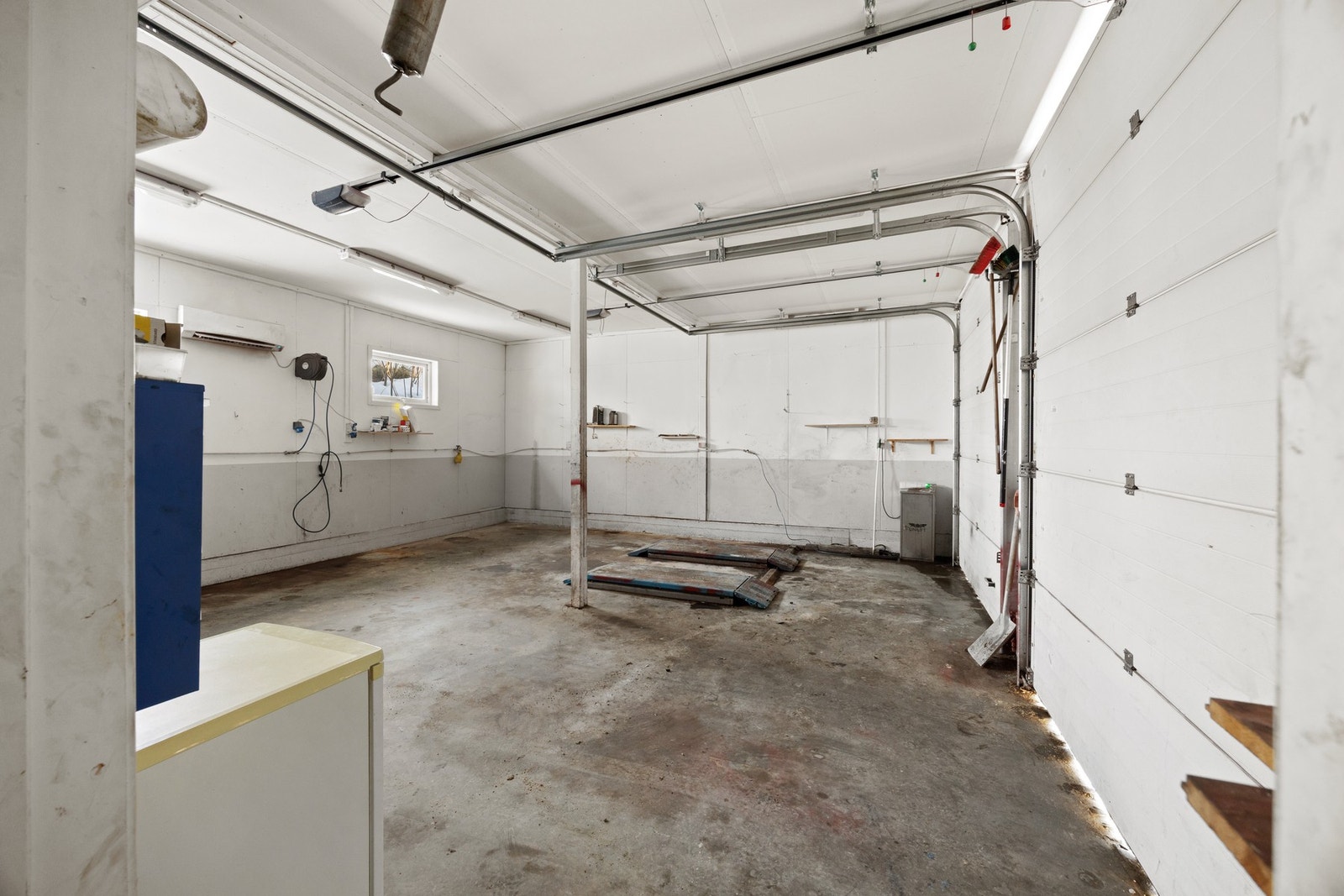 I tillegg til at garasjen er isolert, er det montert varmepumpe. Godt tilrettelagt for den som liker å mekke! Galleribilde