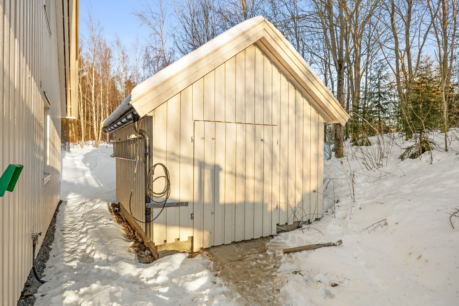 Uteboden på baksiden av huset er ikke byggemeldt til Steinkjer kommune. Dette er et søknadspliktig tiltak. Boden er på 13 kvm, noe som i seg selv ikke er søknadspliktig, men boden står noe over tomtegrensen, og tiltaket er derfor søknadspliktig. Det er in Galleribilde