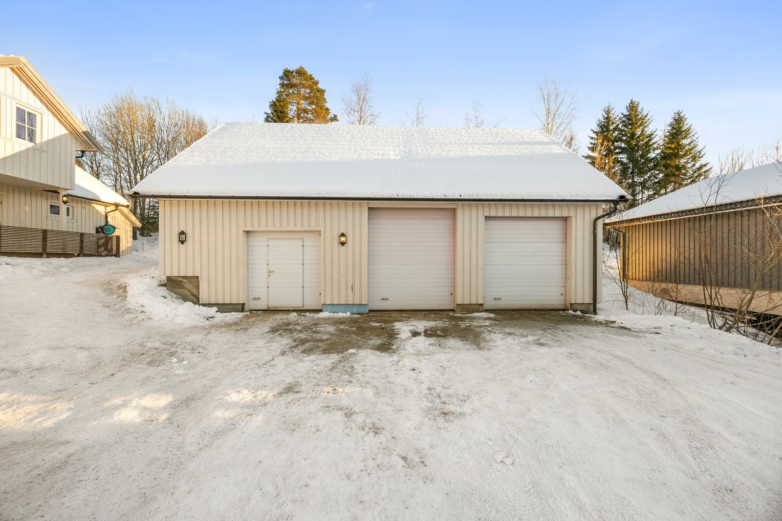 Isolert garasje på hele 120 kvm. Oppført i 2017. Det er leddporter i metall, samt en port med dør. Galleribilde