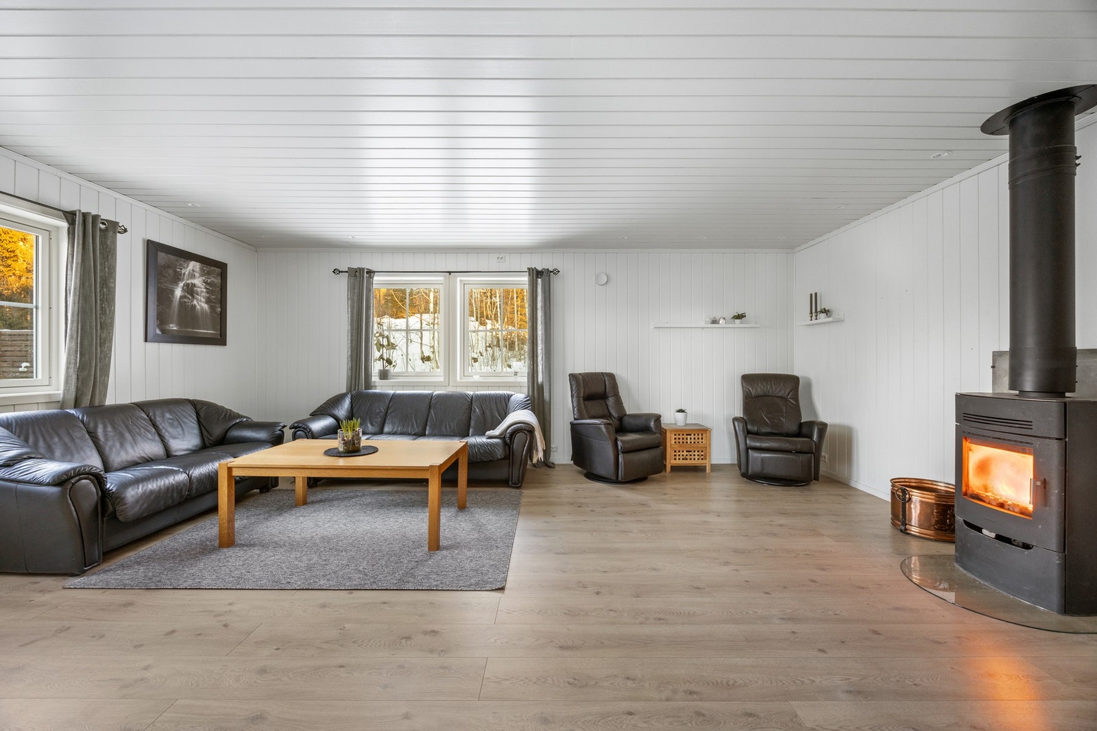 Boligen har oppvarming fra vedfyring og elektrisitet. Galleribilde