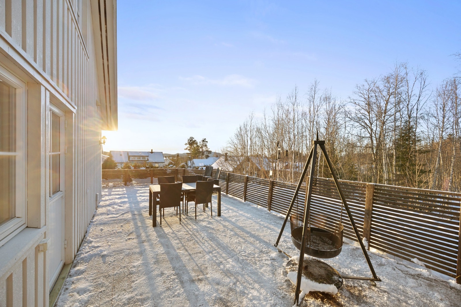 Det er god plass til utemøblement, så her kan man lage seg en hyggelig utesone! Galleribilde