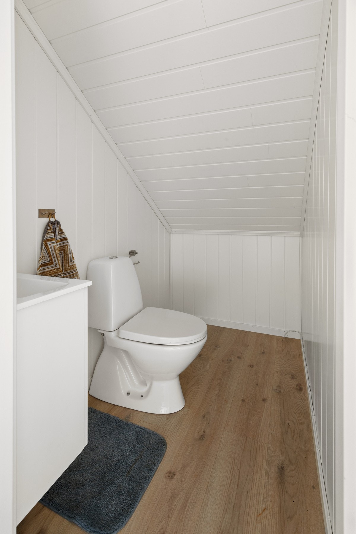 WC innredet med vask og toalett Galleribilde