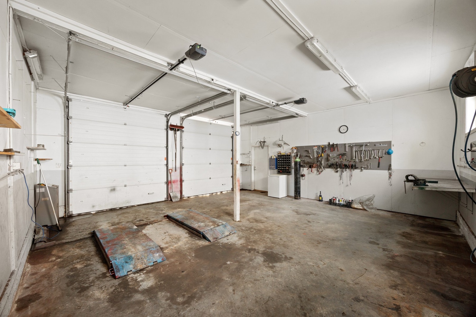 Løftebukker som står i garasjen medfølger ikke handelen og vil bli fjernet av selger før overtakelse. Galleribilde