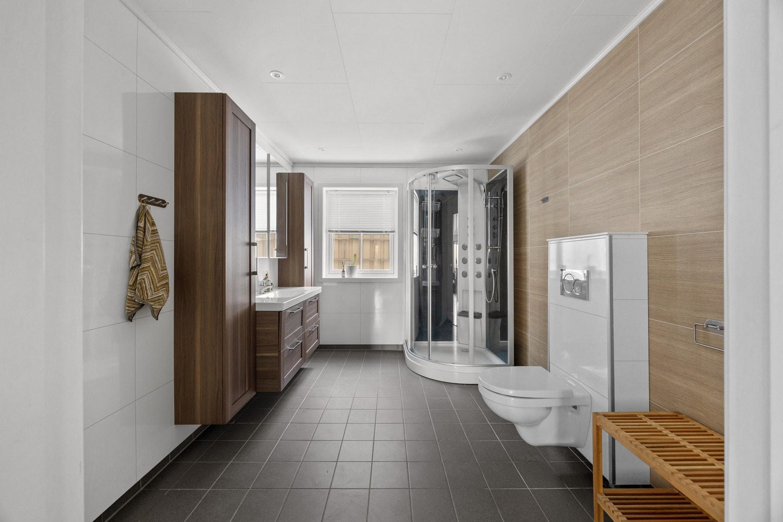 Bad - 8,5 kvm. Lekkert bad som har flislagt gulv med varme og downlights i tak. Galleribilde