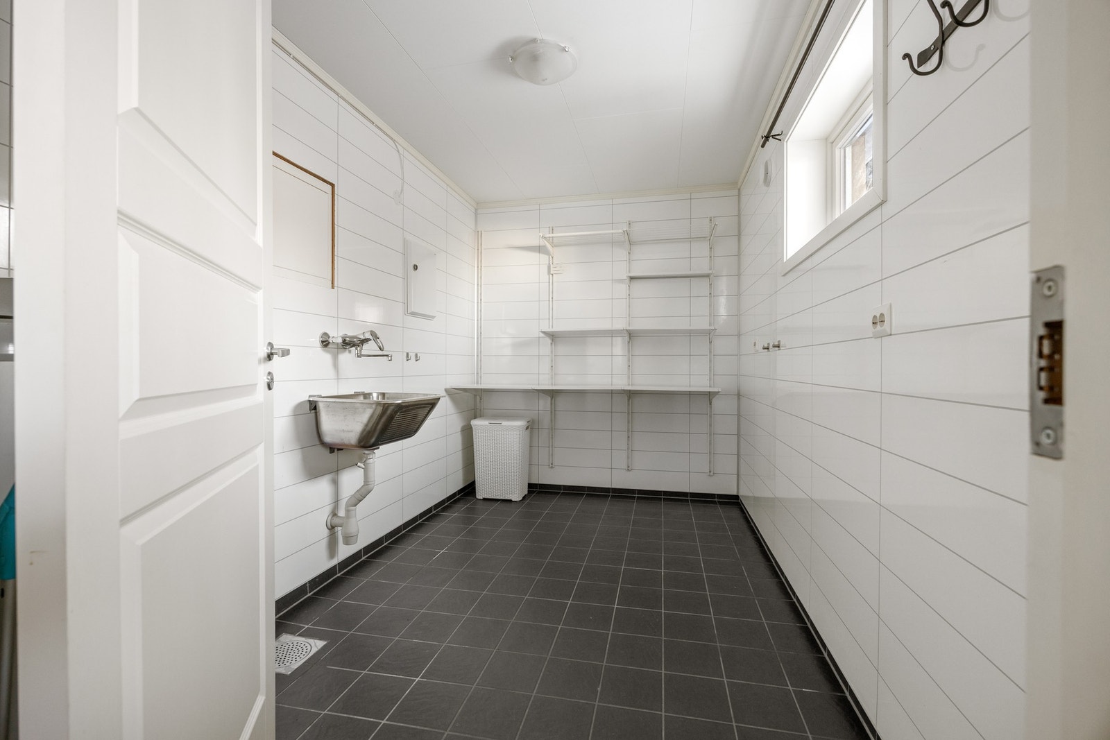 Vaskerom - 7,5 kvm. Flislagt gulv med varme. Utstyrt med utslagsvask, bereder og opplegg for vaskemaskin Galleribilde