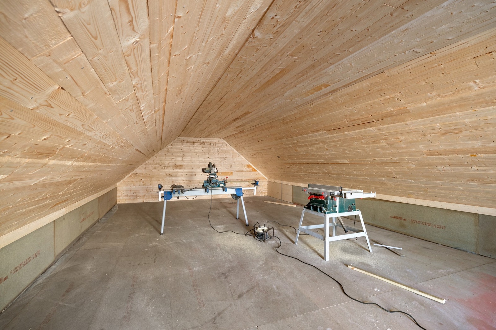 Lagerrom på loftet i garasjen. Galleribilde