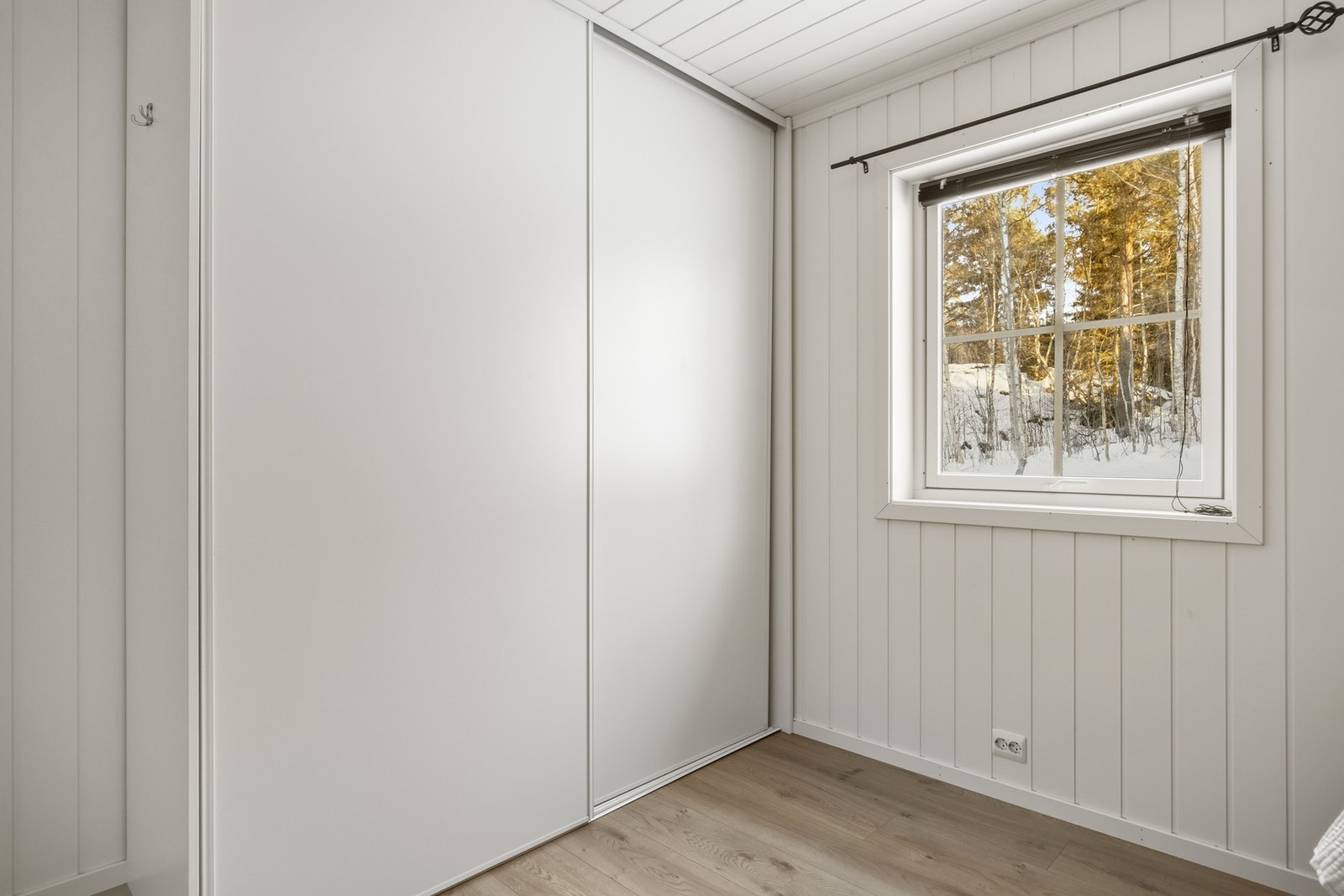 Det er god plass til seng, nattbord og garderobe Galleribilde