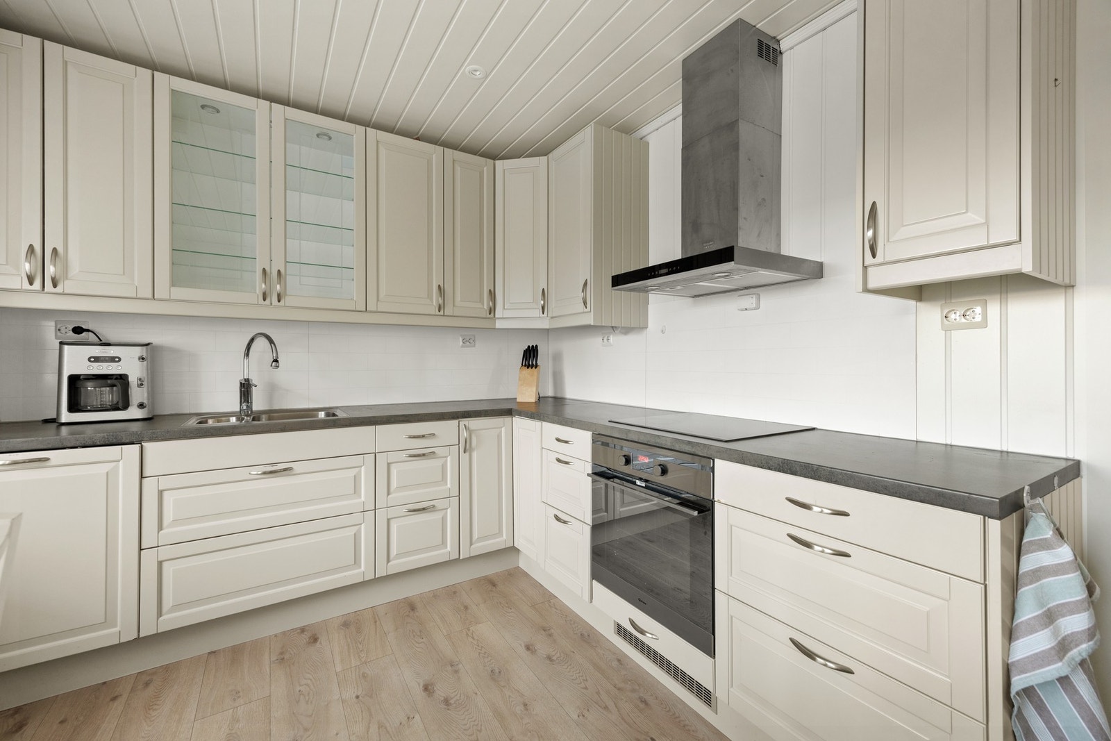 Pen innredning med integrerte hvitevarer Galleribilde