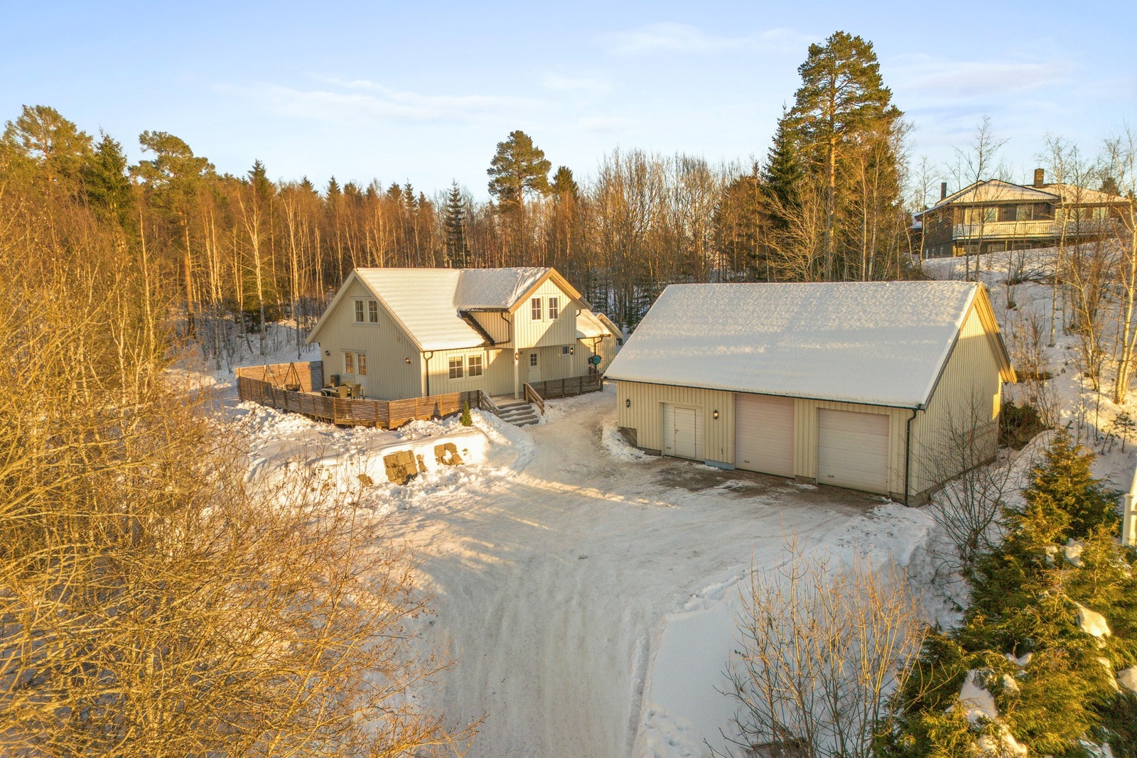 I tillegg til den romslige garasjen, er det flere oppstillingsplasser for bil på tomten Galleribilde