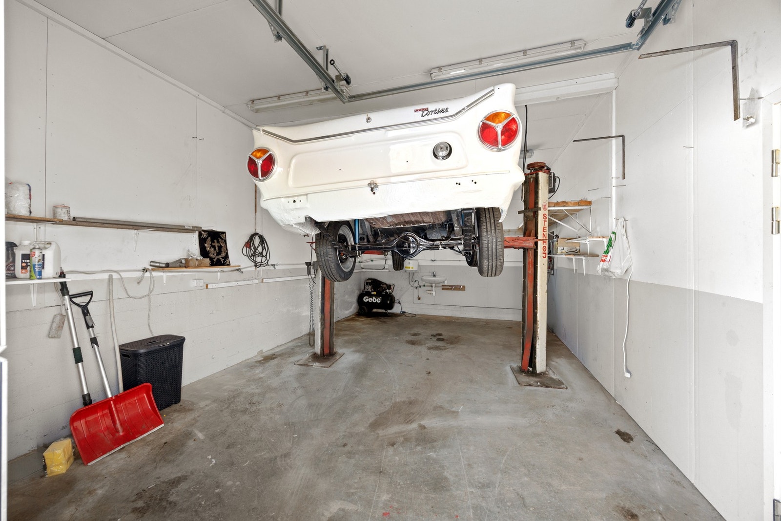 Separat garasjerom med dør i porten. Løftebukker som står i garasjen medfølger ikke handelen og vil bli fjernet av selger før overtakelse. Galleribilde