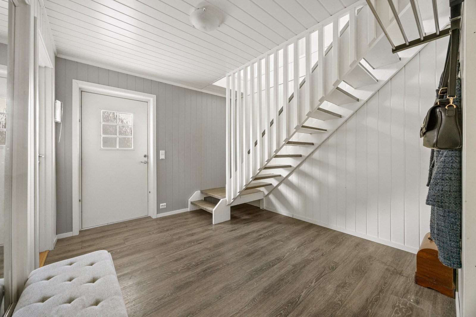 Entré - 10 kvm. Trapp opp til 2. etg Galleribilde