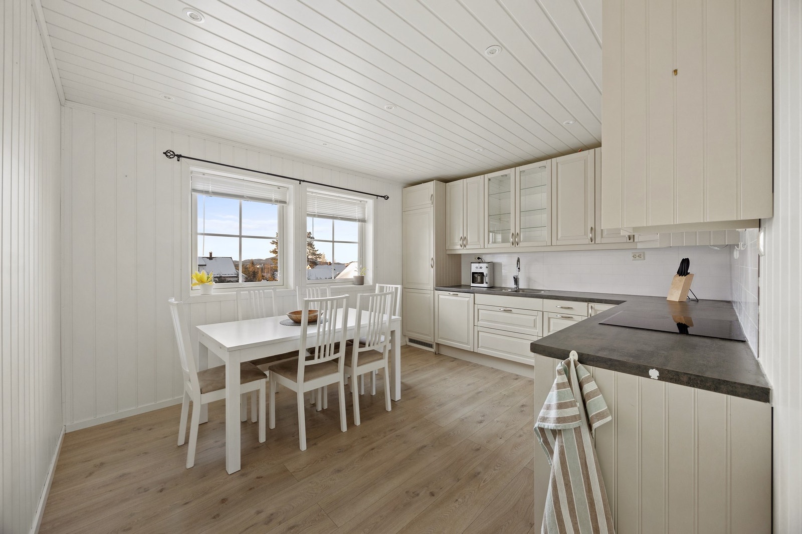 Kjøkken - 13,5 kvm. Romslig kjøkken med god plass til spisebord! Downlights som sørger for god grunnbelysning. Galleribilde