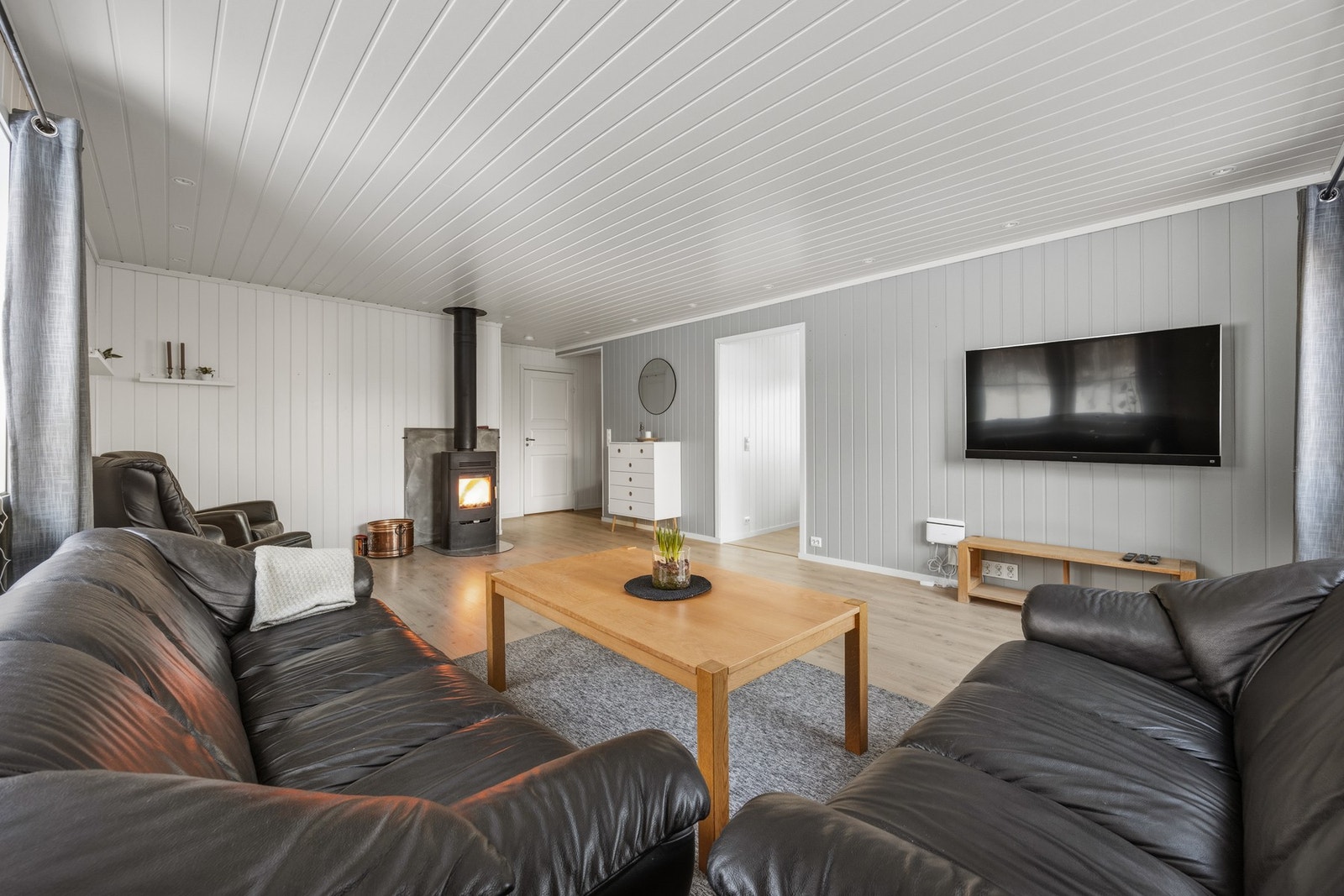 Det er god plass til sittegrupper i stuen Galleribilde