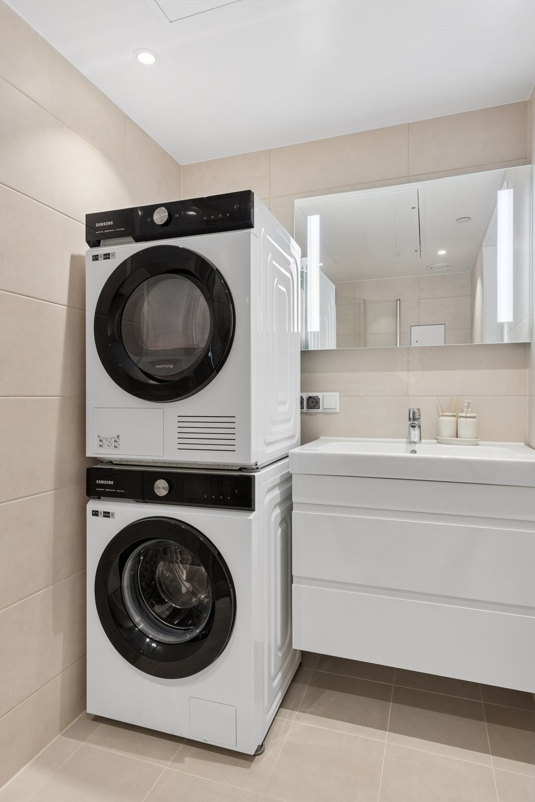 Et delikat bad som gir en behagelig og avslappende følelse, og som holder en standard du kan glede deg over i lang tid fremover. Det er opplegg for vaskemaskin og tørketrommel her inne. Galleribilde