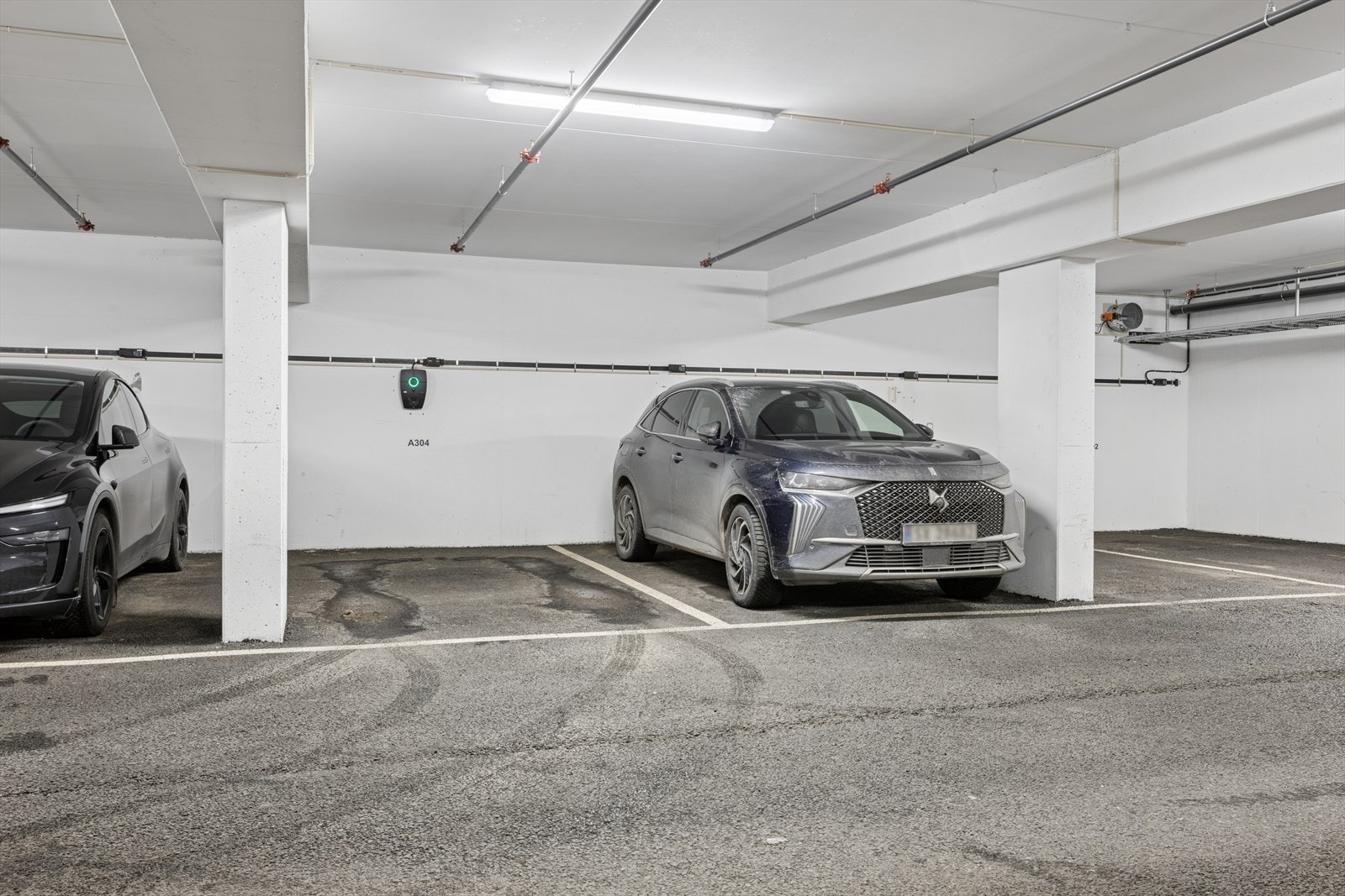 Det følger med en garasjeplass, nr. A304 til leiligheten. På denne er det montert elbillader. Den kan entes leies eller kjøpes. Selger leier denne i dag og betaler ca. kr. 350,- /mnd + strømforbruk. Galleribilde