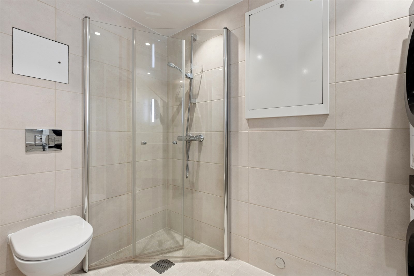 Badet er pent og moderne fra 2023, med flislagte overflater og et tidløst uttrykk. Rommet fremstår som funksjonelt og velholdt, med praktiske løsninger som gjør hverdagen enkel. Galleribilde