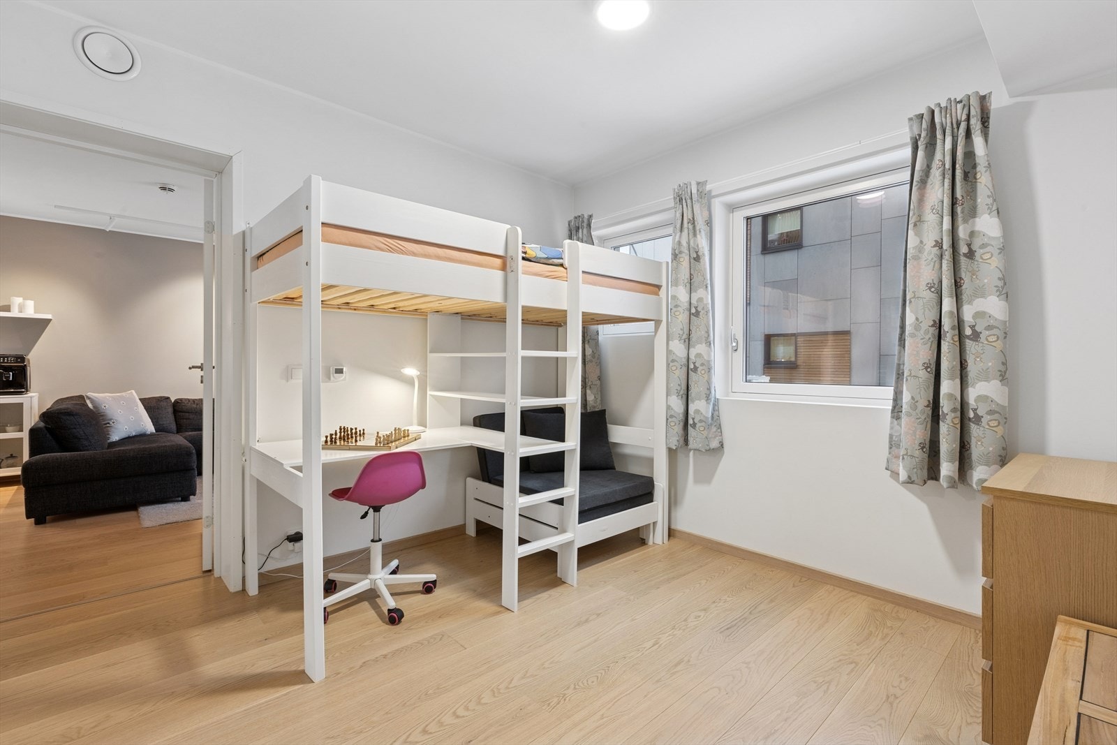 Soverommet er romslig og godt og gir deg god plass til dobbeltseng. I dag har datteren i familien fått dette soverommet, mens sofaen gjøres om til en sovesofa på kveldstid. Galleribilde