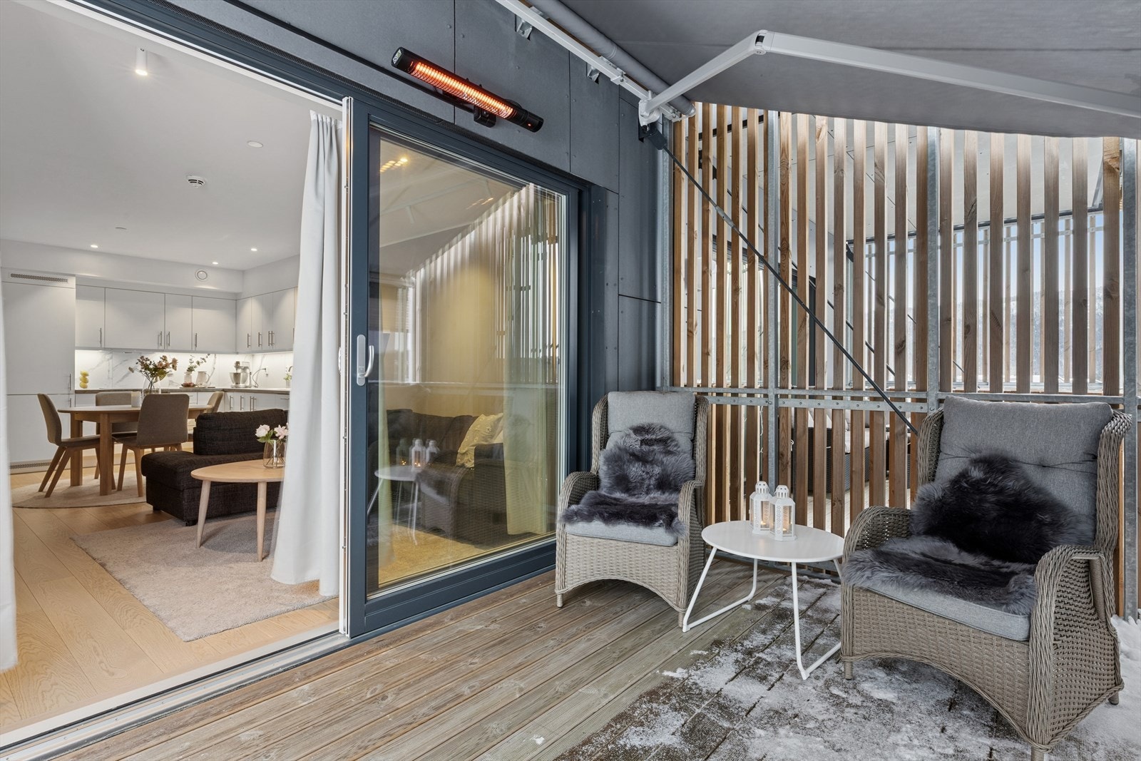 Varmelampe er montert slik at man kan sitte her ute til tross for litt kalde sommerkvelder. Dette er et sted som har vært mye brukt av nåværende eier. Galleribilde