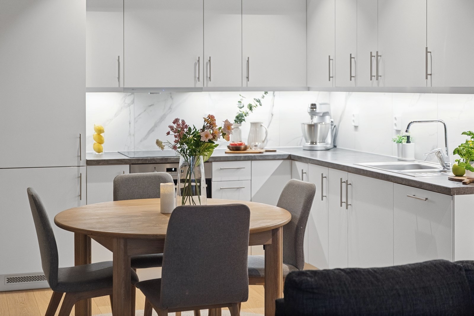 Kjøkkenet innbyr til hyggelige måltider. Det er godt med skap og benkeplass som gjør matlagingen enkel. Galleribilde