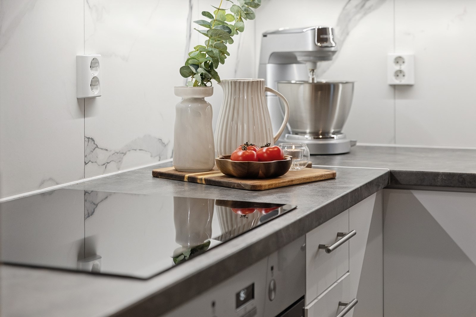 Moderne kjøkken med rene linjer, like fint til hverdag som til helgekos. Det er satt opp pene plater mellom benkeplate og overskap som gir kjøkkenet et moderne uttrykk. Galleribilde