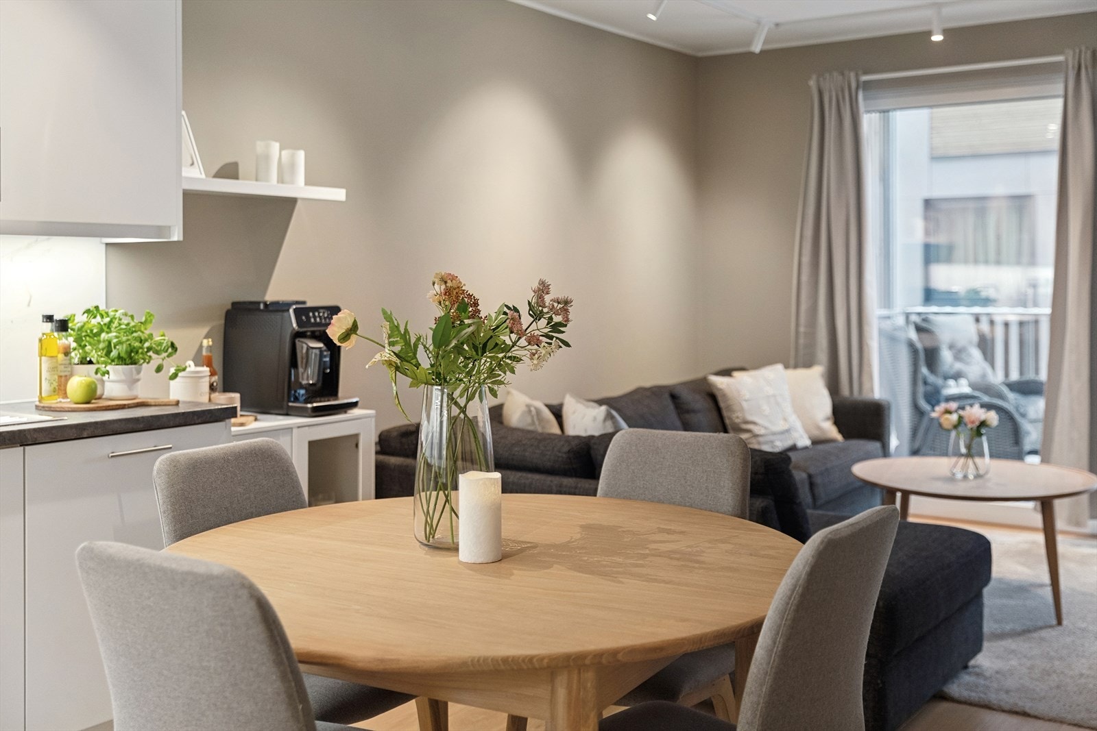 Åpen og moderne stue- og kjøkkenløsning, her er det god plass til både lange middager og late sofakvelder. Galleribilde