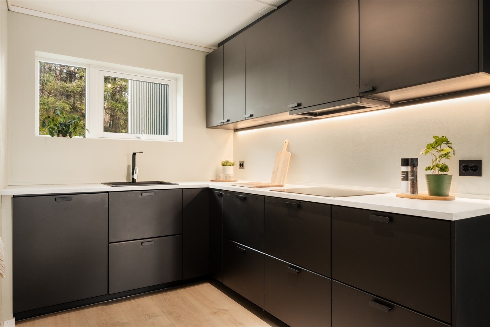 Her er det godt med både skap- og benkeplass Galleribilde