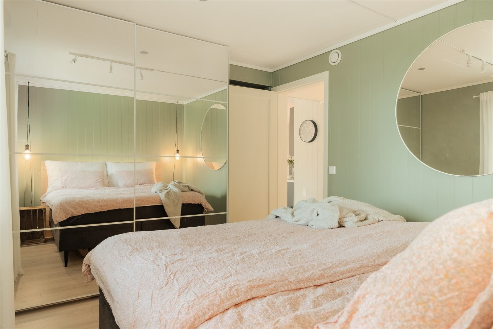 Hovedsoverommet er romslig og kan enkelt innredes med dobbeltseng og tilhørende møblement som nattbord og kommode Galleribilde