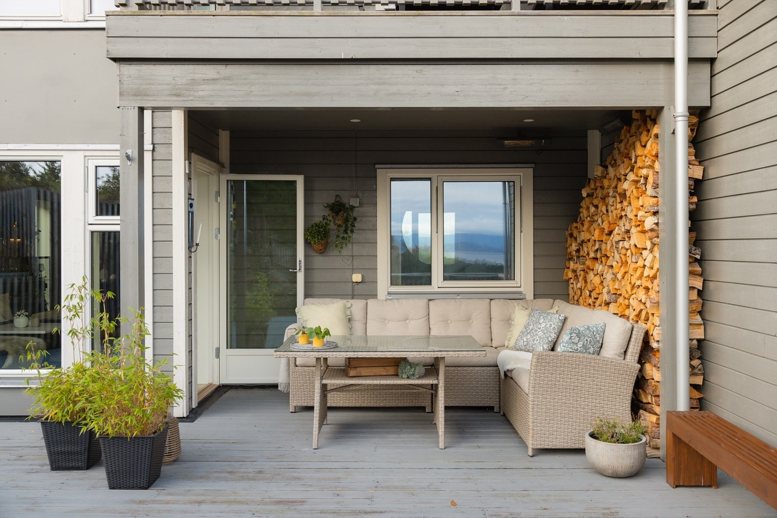 Deler av terrassen er overbygget og kan således benyttes selv på gråværsdager Galleribilde