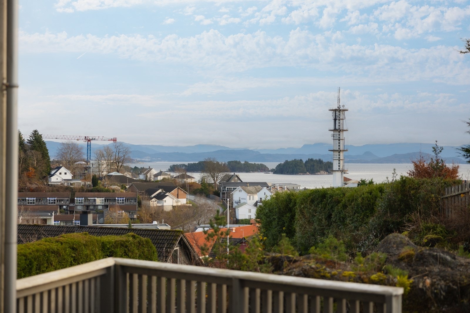 Fra terrassen har man fin sjøutsikt! Galleribilde