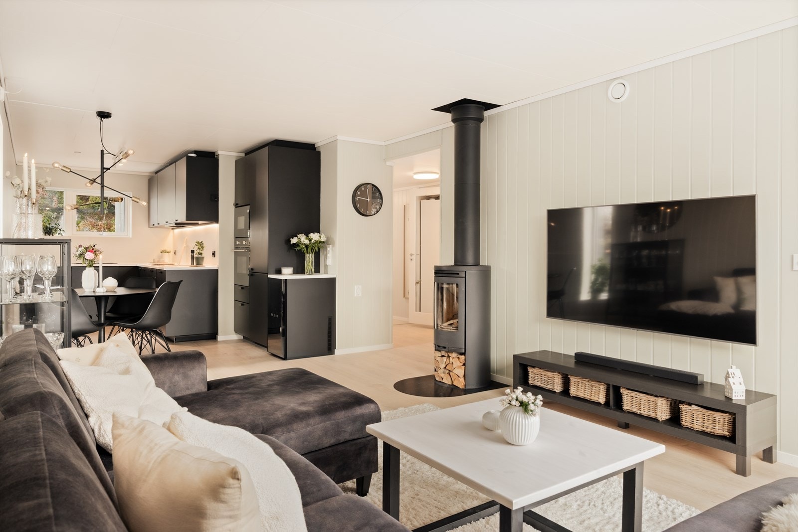 I stuen er det god plass til å innrede med både sitte- og spisegruppe Galleribilde