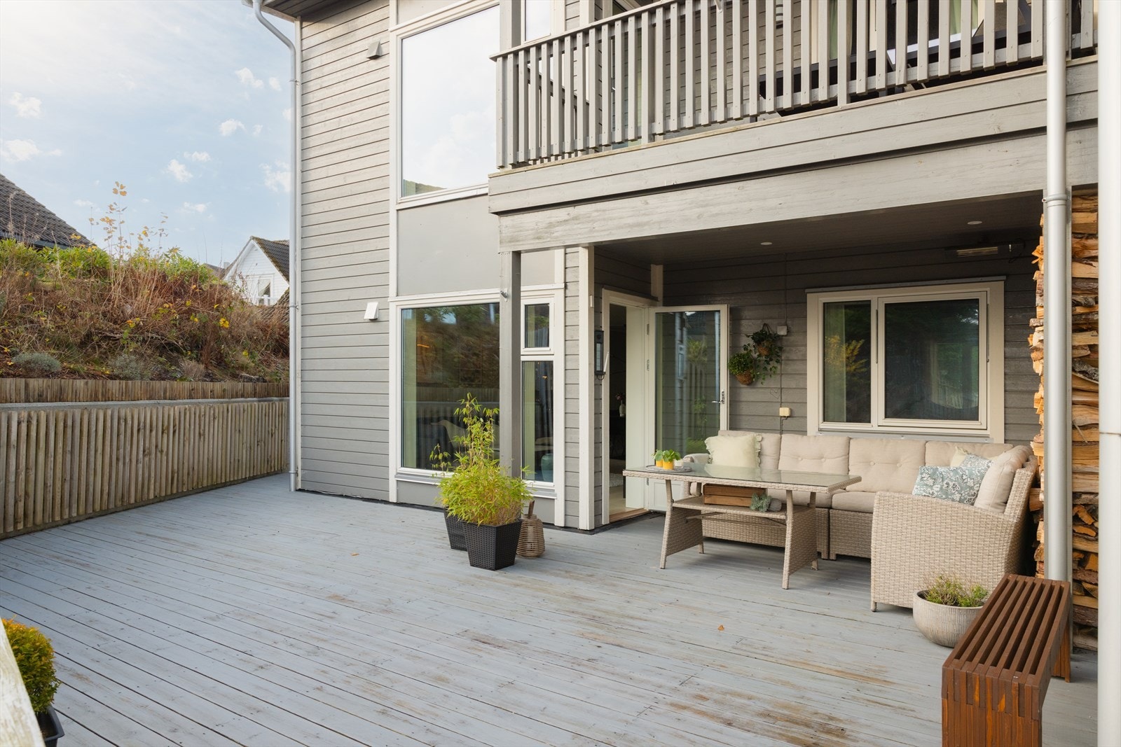 Det er god plass til flere sittegrupper på terrassen Galleribilde