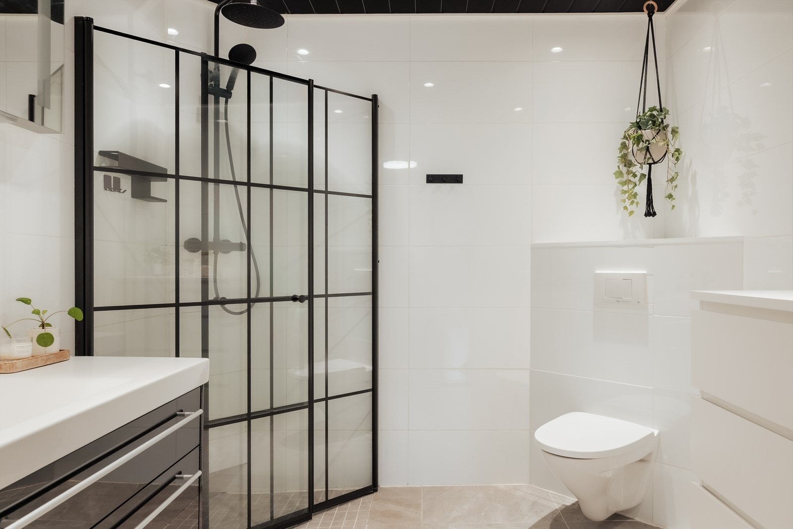 adet ble oppgradert i 2022 og inneholder innredning med nedfelt servant, vegghengt toalett og dusj Galleribilde