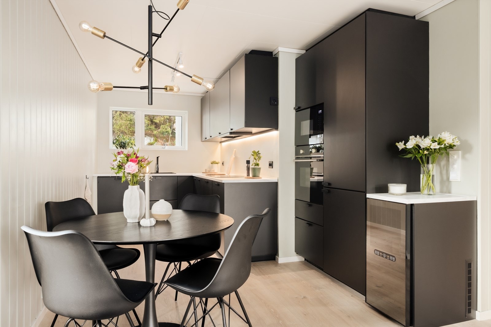 Kjøkkenet er fra 2022 og har innredning med glatte fronter og benkeplate i laminat Galleribilde