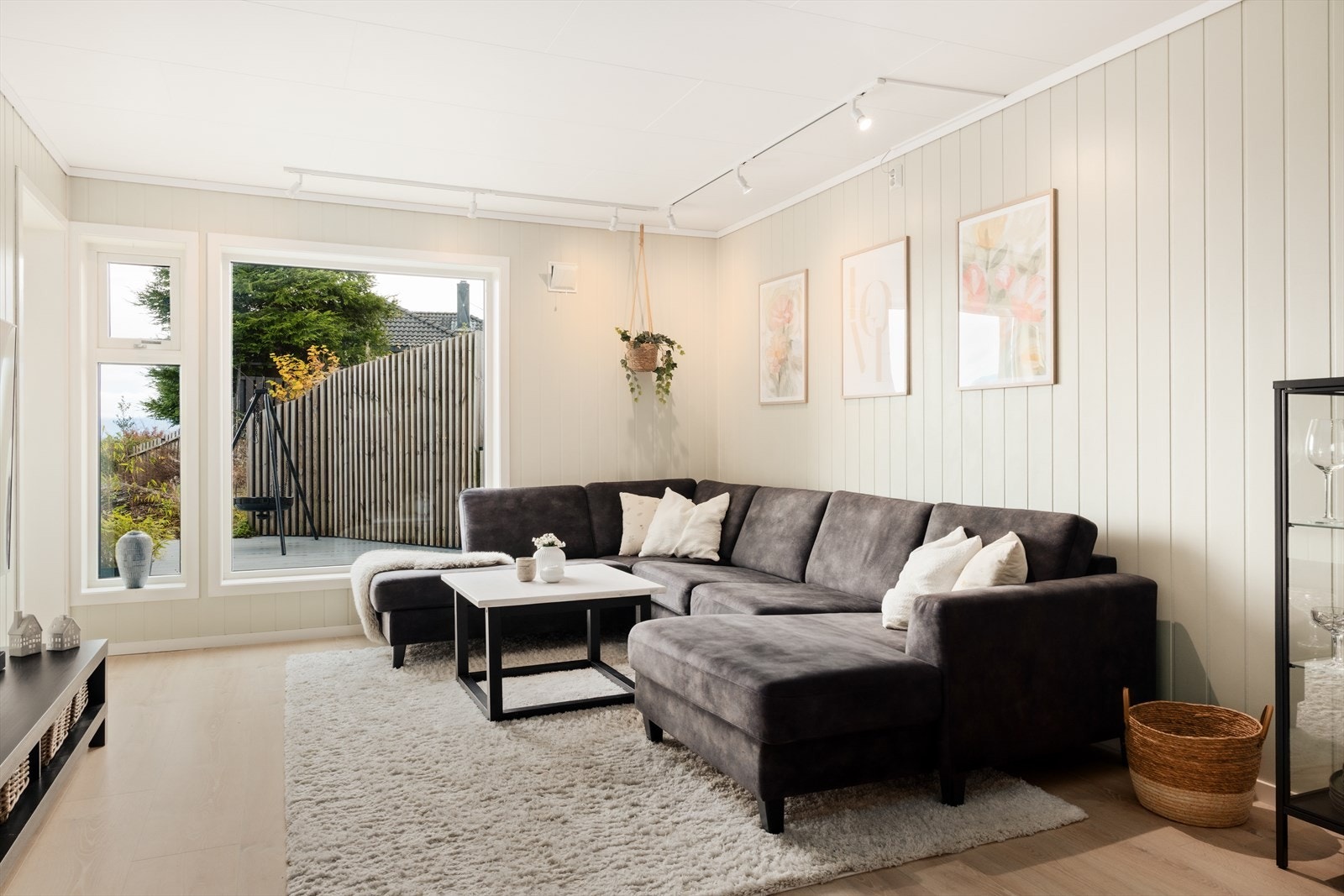 Det er godt med naturlig lysinnslipp fra store vindusflater i rommet Galleribilde