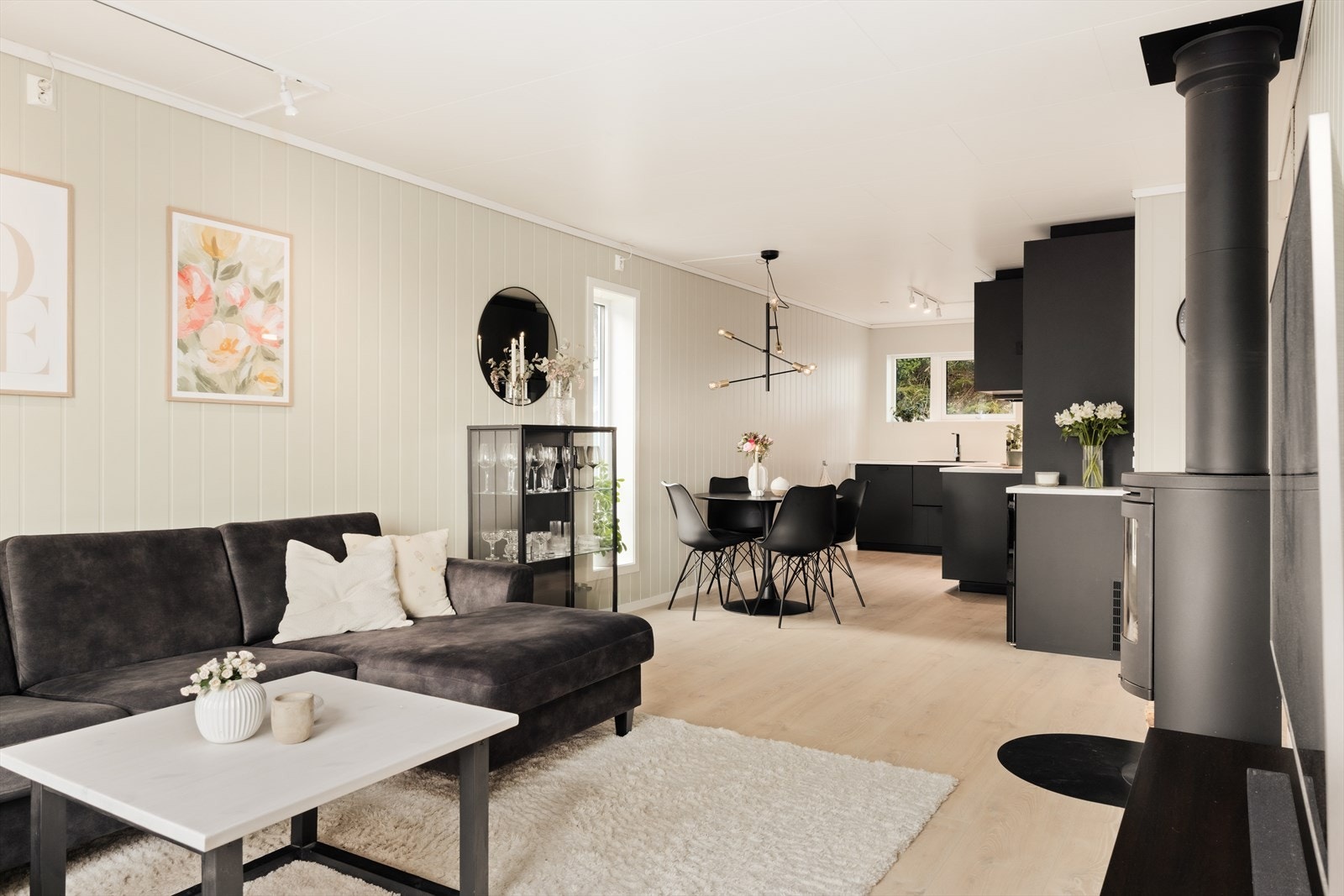 Leiligheten har en åpen stue- og kjøkkenløsning som gir maksimal utnyttelse av arealet Galleribilde