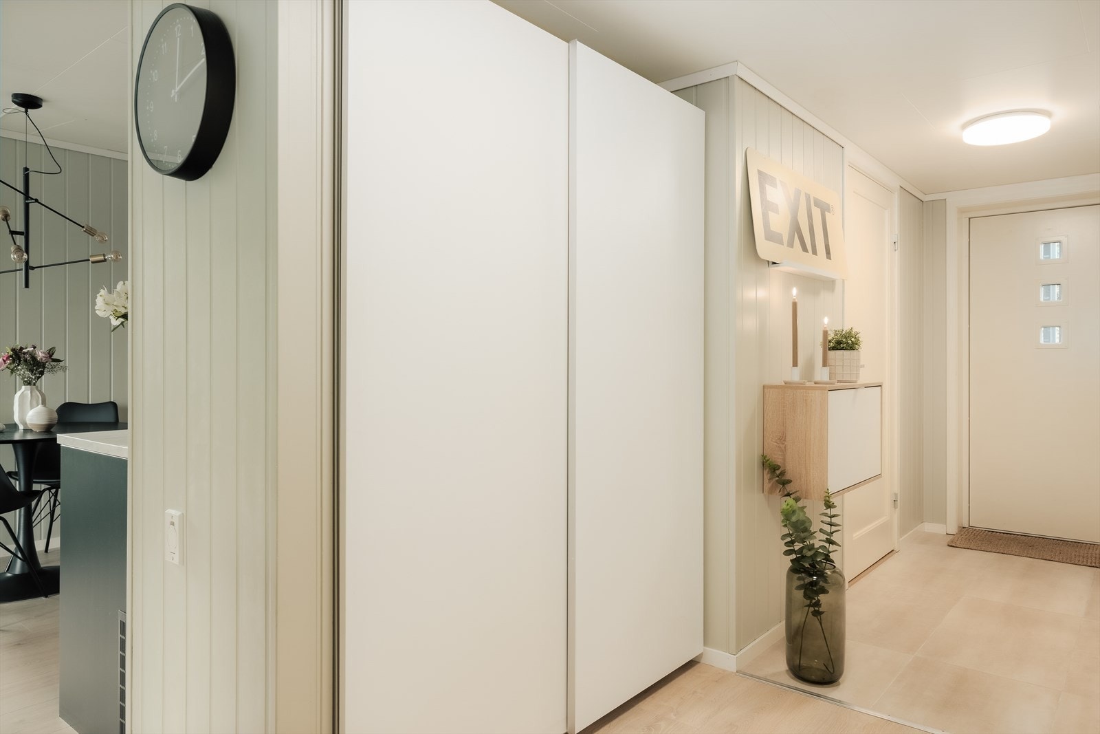 I gangen er det god plass til å henge av seg yttertøy og sette fra seg sko Galleribilde