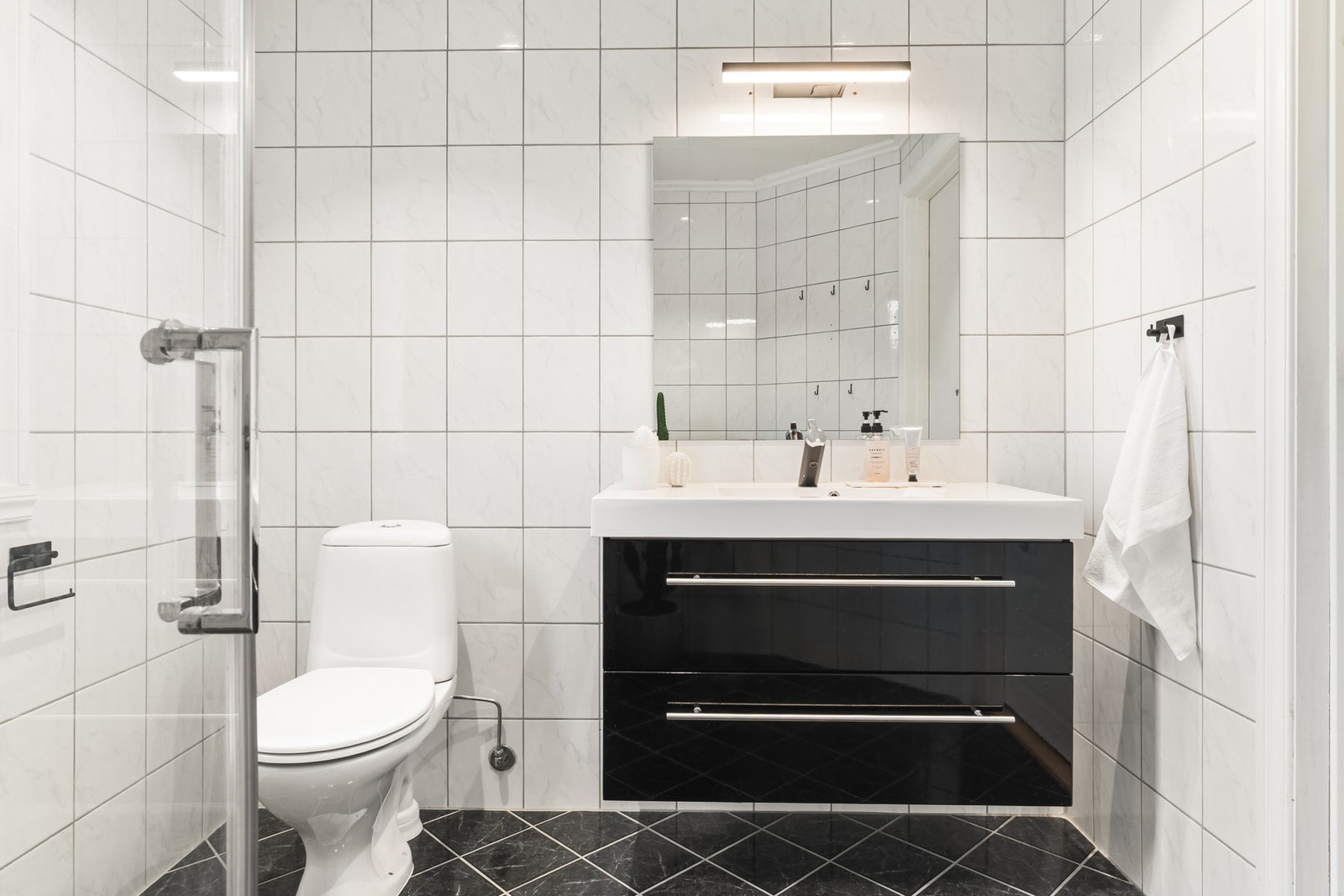 Badet i denne etasjen måles til ca. 5 kvm. og er helfliset med underliggende varmekabler. Galleribilde