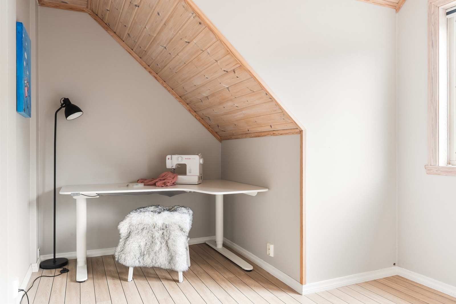 Alle soverommene har god plass til seng, nattbord og garderobeløsninger. Galleribilde