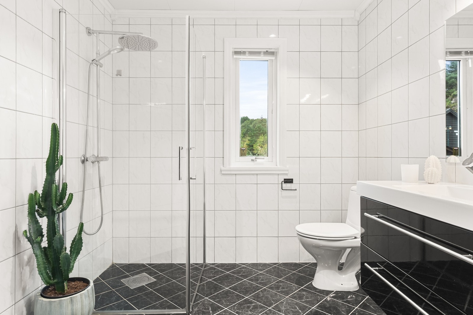 Det er innredet med toalett, dujshjørne og baderomsinnredning med servant, speil og belysning. Galleribilde