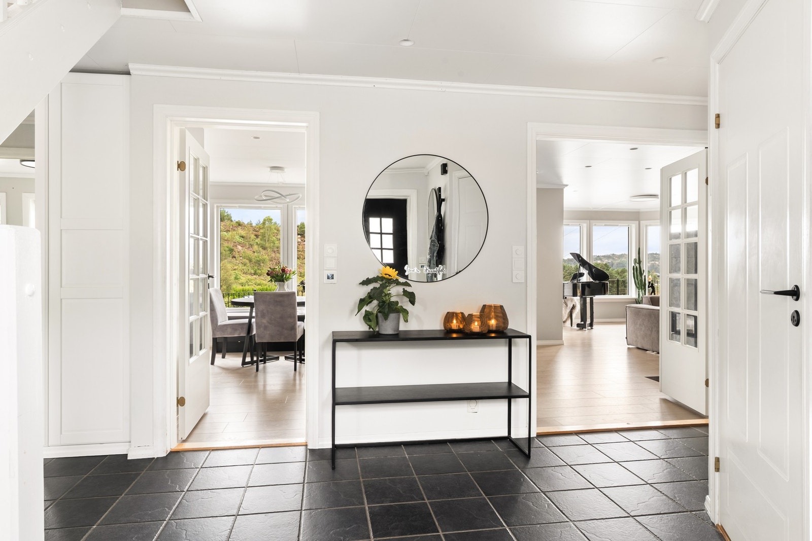 Her er det godt med garderobeplass til yttertøy og sko, samt tilgang til en bod/teknisk rom med ekstra lagring. Galleribilde