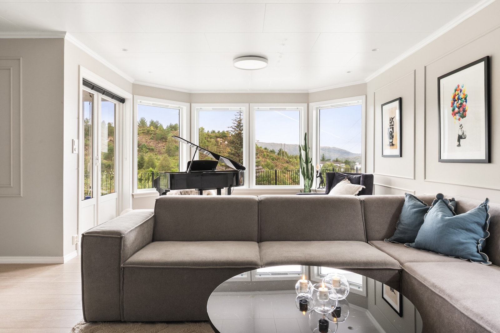 Her er det flere vindusflater som slipper inn godt med naturlig lys. Galleribilde