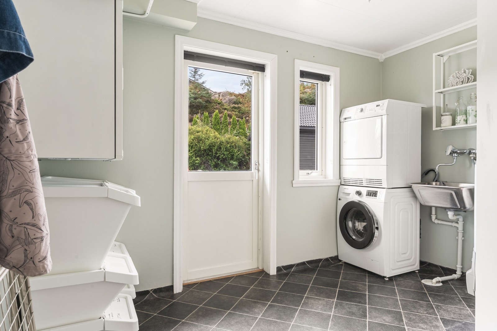 Det praktiske vaskerommet måles til 7,3 kvm. og har en egen inngangsdør fra utsiden. Her er det opplegg for vaskemaskin, plass til tørketrommel og utslagsvask, samt god plass til diverse oppbevaringsløsninger. Galleribilde