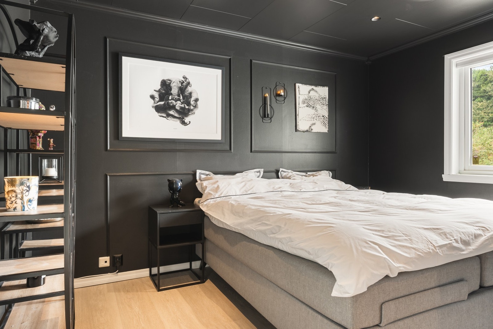 Her er det god plass til en stor seng med nattbord på hver side. Galleribilde