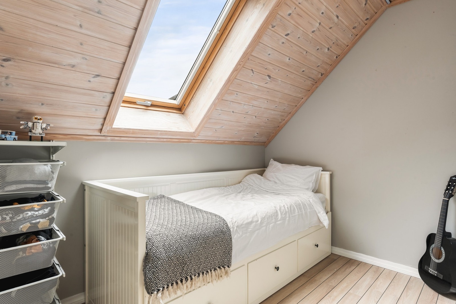 I denne etasjen er det også et kontor som måles til ca. 6 kvm. Et supert bonusrom som kan brukes etter behov! Galleribilde