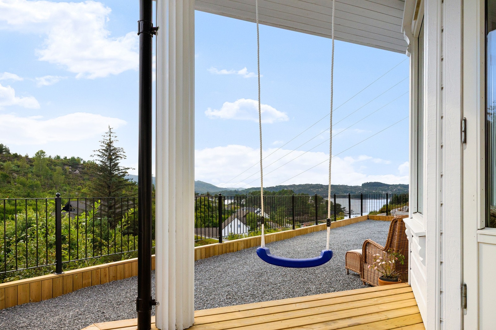 Uteplassen er opparbeidet med terrasse og grus. Galleribilde