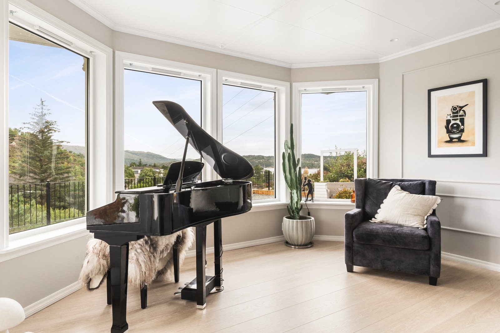 Grunnet rommets planløsning og størrelse er det god plass til flere møbleringsmuligheter. Galleribilde