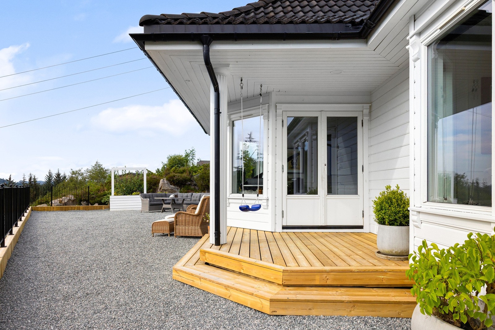 Fra stuen er det utgang til en solrik uteplass. Galleribilde