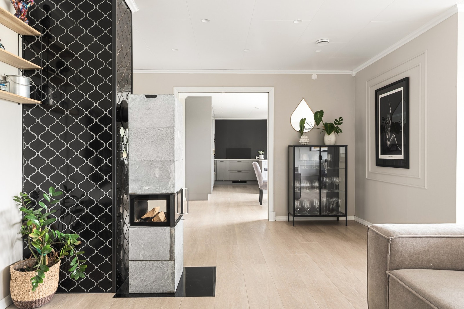 Vi beveger oss inn igjen mot kjøkkenet. Galleribilde